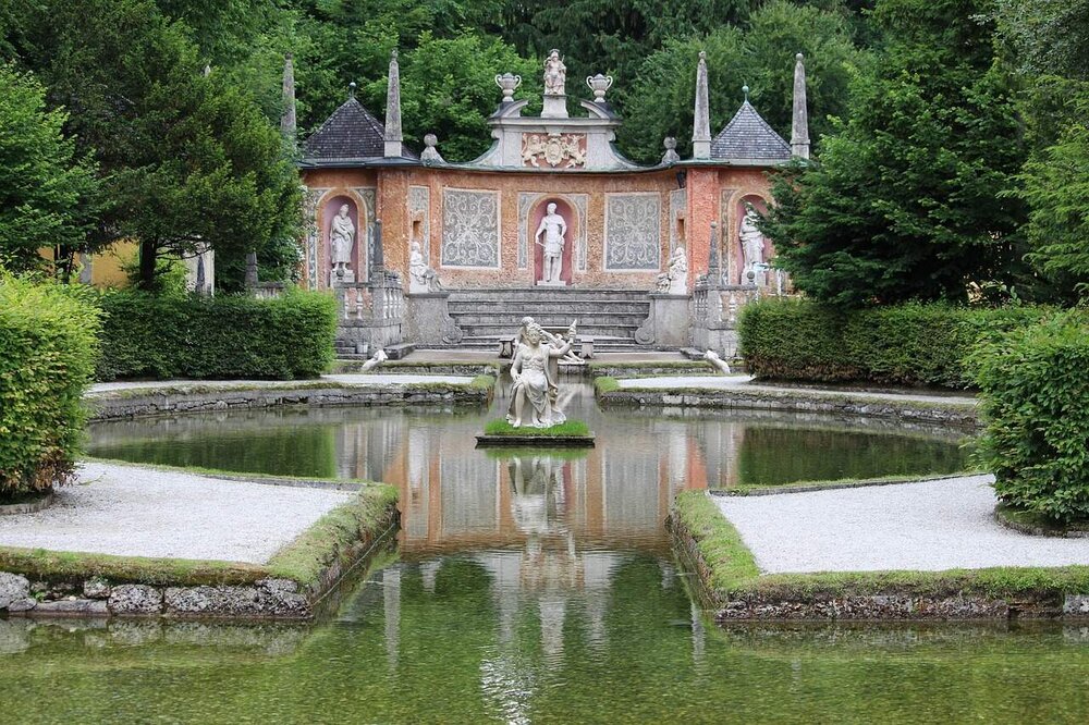 Barocke Gartenanlage mit Wasserbecken in Salzburg