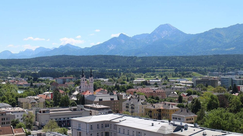 Blick über Villach auf die Berge